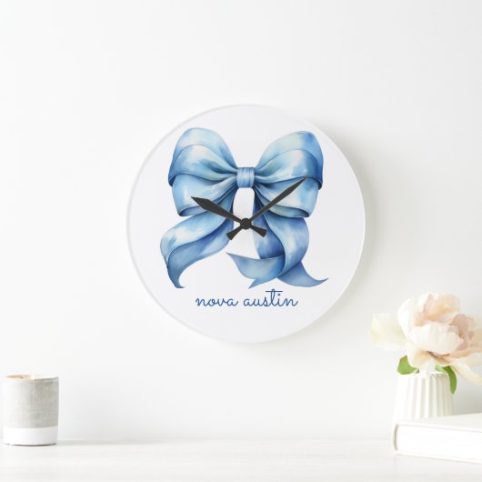 Trendblauer Bow Personalisiert mit Name Monogram Große Wanduhr (Zuhause)