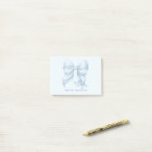 Trendblauer Bow Personalisiert mit Name Monogram Post-it Klebezettel (Auf Schreibtisch)