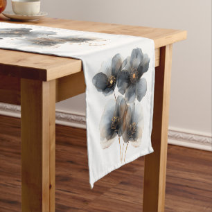 Trendfarbene Blume in Aquarell, Schwarz und Gold Kurzer Tischläufer