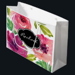 Trendfarbene Flora mit Namen Große Geschenktüte<br><div class="desc">Lebendige Rosa-, lila- und Grüntöne in diesem kleinen, feinen Geschenksack in Aquarelltönen. Ein dekorativer, schwarzer Monogramm-Rahmen kontrastiert mit den hellen Blüten und fügt eine Touch von Eleganz hinzu. Geben Sie den Namen Ihres Geschenkempfängers anstelle des Beispielnamens ein, der in der Designvorlage für einen individuellen Geschenkbeutel angezeigt wird. Um den Schriftart...</div>