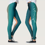 Trendfarbener, Personalisierter, bis orange glänze Leggings<br><div class="desc">Diese coolen trendigen Leggings, die sich perfekt für Sportbegeisterte eignen, die ein minimalistisches Design mit einem schlichten, aquamarinen Farbverlauf auf der Vorderseite und einem lebhaften Orangengefälle auf der Rückseite haben. Diese Leggings sind genauso stilvoll wie funktional. Passen Sie Ihre Leggings mit einem schicken weißen Handskriptnamen auf dem links Bein an,...</div>