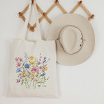 Trendfarbige Wildblumen mit Monogramm Tragetasche<br><div class="desc">Diese stilvolle Tasche mit einem Bouquet hübscher bohoner Wildblumen in Blau,  lila,  Rosa und Gelb mit schönen grünen Blätter. Fügen Sie Ihre Monografie oder Initialen unten hinzu. Das perfekte Hochzeitsgeschenk oder Sake,  besonders für Ihre Trauzeugin oder Blume.</div>