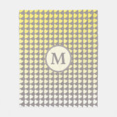 Trendgelbes graues Herz Gradient Muster Monogramm Fleecedecke (Vorderseite)