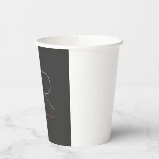Trendgraue Monogram Schlicht Pappbecher (Links)