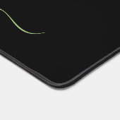 Trendgrüne Skriptmonogramm auf schwarz Schreibtischunterlage (Ecke)