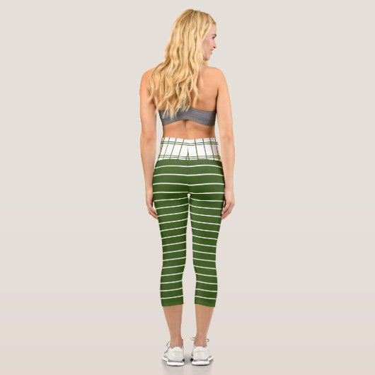 Trendgrüne Streifen mit weißem Blumenmuster Capri Leggings (Rückseite)