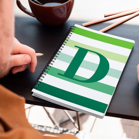 Trendgrüne Streifen Monogramm Notizblock