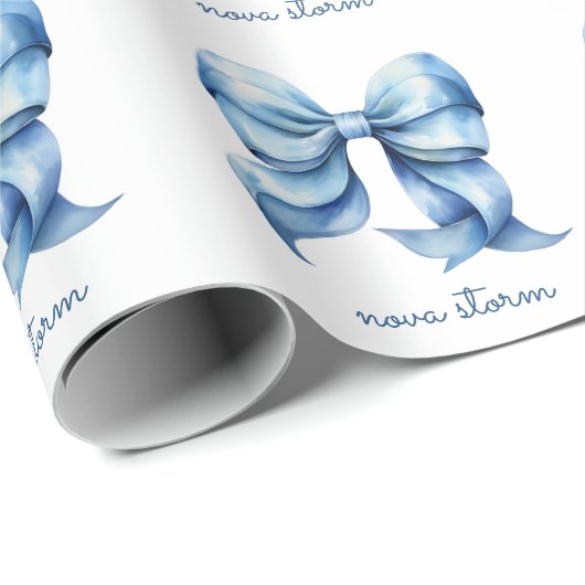 Trendige blaue Schleife personalisiert mit Namensm Geschenkpapier (Rolleneckpunkt)