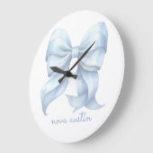 Trendige blaue Schleife personalisiert mit Namensm Große Wanduhr (Winkel)