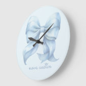 Trendige blaue Schleife personalisiert mit Namensm Große Wanduhr (Winkel)