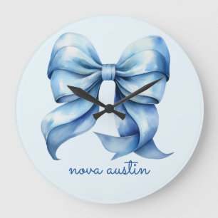 Trendige blaue Schleife personalisiert mit Namensm Große Wanduhr