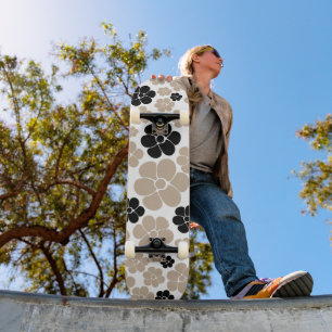 Trendige Blume Muster in Taupe, Schwarz und Weiß Skateboard