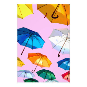 Trendige bunte schwebende Regenschirme, oder perso Fotodruck