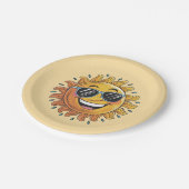 Trendige glückliche gelbe Sonne mit Sonnenbrille   Pappteller (Schrägansicht)