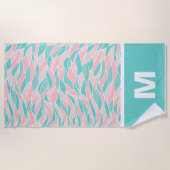 Trendige Pastel-Blätter Muster Monogramm Strandtuch (Vorderseite)