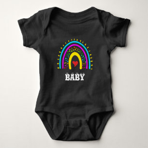 trendiger farbenfroher Regenbogen Herz Baby Liebe Strampler