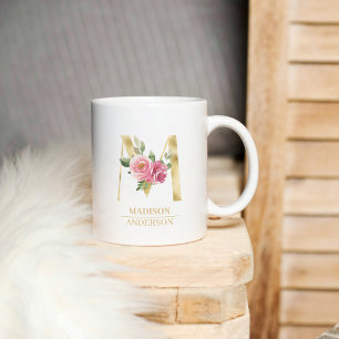 Trendiger goldener Wasserfarben-Blumenbuchstabe M Kaffeetasse