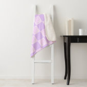 Trendiger lila Monogramm-Initial-Karo-Check Sherpadecke (Beispiel)