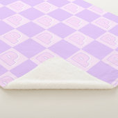 Trendiger lila Monogramm-Initial-Karo-Check Sherpadecke (3/4)