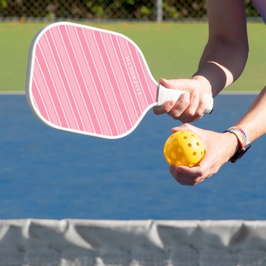 Trendiger moderner Monogramm-Name Rosa gestreift Pickleball Schläger (InSitu)