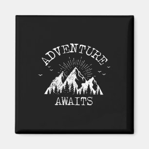 Trendiges Abenteuer Wartet Reisen Camping Vintage  Magnet