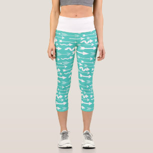 Trendiges Aquamarines und weißes Muster Capri Leggings