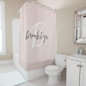Trendiges Blush Rosa Grau Skript Monogramm Name Duschvorhang (Beispiel)