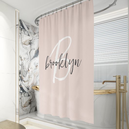 Trendiges Blush Rosa Grau Skript Monogramm Name Duschvorhang