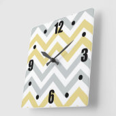 Trendiges gelbes und graues Zickzack Muster Quadratische Wanduhr (Winkel)