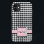 Trendiges grafisches Hahnentrittmuster mit benutze Case-Mate iPhone Hülle<br><div class="desc">Klassisches Schwarz-Weiß-Hahnentrittmuster mit hellrosa Typenschild für Ihren individuelle Name und Monogramm. Ein niedliches,  mädchenhaftes,  modernes Mustergeschenk für Frauen,  die personalisierte Namen und mit Monogramm Geschenke Liebe.</div>