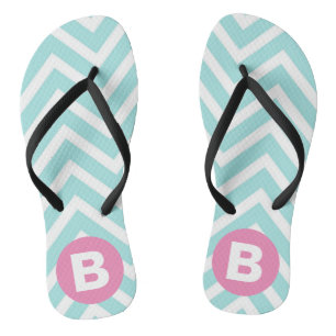 Trendiges Hellblau-Chevron-Rosa-Monogramm Badesandalen