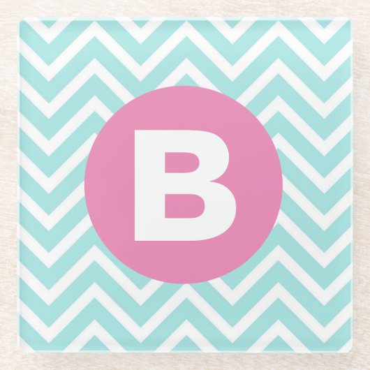 Trendiges Hellblau-Chevron-Rosa-Monogramm Glasuntersetzer (Vorderseite)
