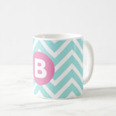 Trendiges Hellblau-Chevron-Rosa-Monogramm Kaffeetasse (VorderseiteRechts)