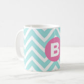 Trendiges Hellblau-Chevron-Rosa-Monogramm Kaffeetasse (Vorderseite Links)