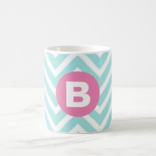 Trendiges Hellblau-Chevron-Rosa-Monogramm Kaffeetasse (Mittel)