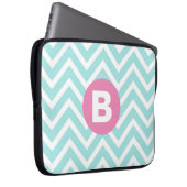 Trendiges Hellblau Chevron Rosa Monogramm Laptopschutzhülle (Vorne Rechts)