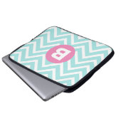 Trendiges Hellblau Chevron Rosa Monogramm Laptopschutzhülle (Vorne Knopf)
