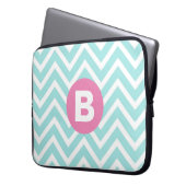 Trendiges Hellblau Chevron Rosa Monogramm Laptopschutzhülle (Vorderseite Links)