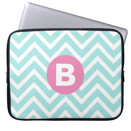 Trendiges Hellblau Chevron Rosa Monogramm Laptopschutzhülle (Vorderseite)