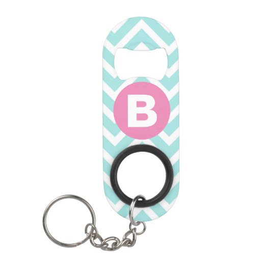 Trendiges Hellblau-Chevron-Rosa-Monogramm Mini Flaschenöffner (Vorderseite)