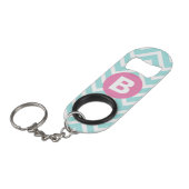 Trendiges Hellblau-Chevron-Rosa-Monogramm Mini Flaschenöffner (Vorderseite Schrägansicht)