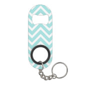 Trendiges Hellblau-Chevron-Rosa-Monogramm Mini Flaschenöffner (Rückseite)