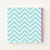 Trendiges Hellblau-Chevron-Rosa-Monogramm Notizblock (Rückseite)