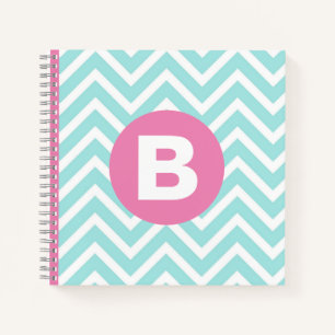 Trendiges Hellblau-Chevron-Rosa-Monogramm Notizblock