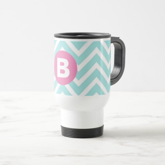 Trendiges Hellblau-Chevron-Rosa-Monogramm Reisebecher (VorderseiteRechts)