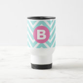 Trendiges Hellblau-Chevron-Rosa-Monogramm Reisebecher (Mittel)