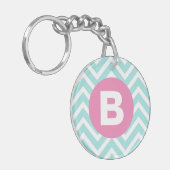 Trendiges Hellblau-Chevron-Rosa-Monogramm Schlüsselanhänger (Vorderseite links)