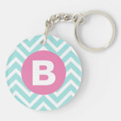 Trendiges Hellblau-Chevron-Rosa-Monogramm Schlüsselanhänger (Rückseite)