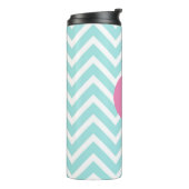 Trendiges Hellblau Chevron Rosa Monogramm Thermosbecher (Nach links gedreht)