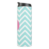Trendiges Hellblau Chevron Rosa Monogramm Thermosbecher (Nach rechts gedreht)